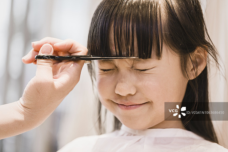 女孩在美容师那里理发图片素材