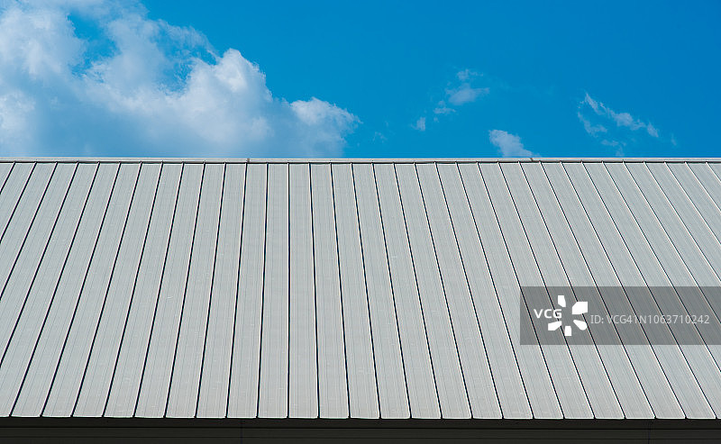 工业屋顶用金属板和蓝色天空图片素材