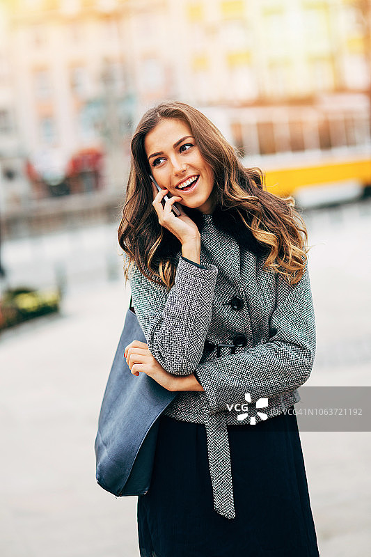 打电话的女人图片素材