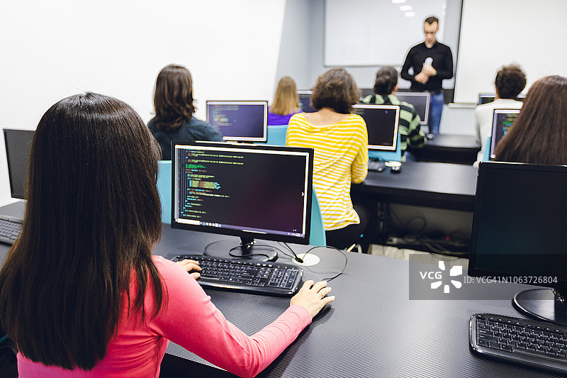 编程学校里的年轻人图片素材