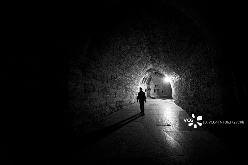 独自一人穿过隧道图片素材