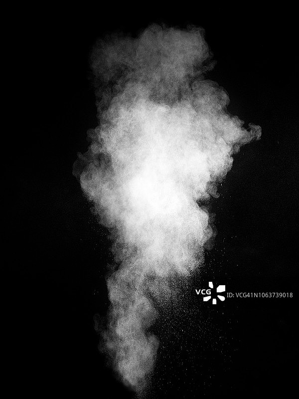 白色粉末粒子云在黑色背景上的冲击爆炸图片素材