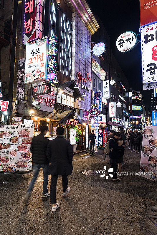 首尔夜生活区的人群图片素材