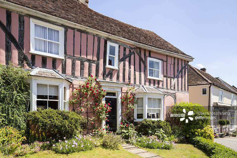 英国萨福克郡拉文纳姆古镇高街上的老式半木结构建筑图片素材