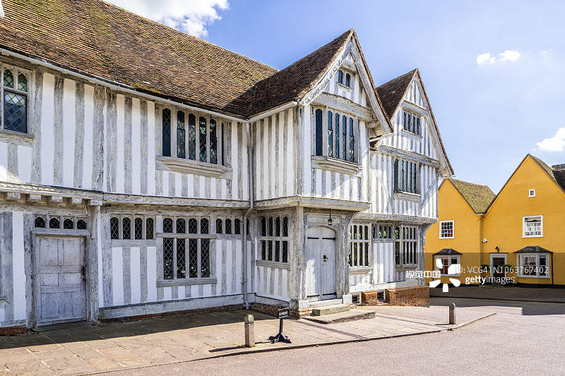 英国萨福克郡拉文纳姆古镇市场上的16世纪半木结构市政厅图片素材