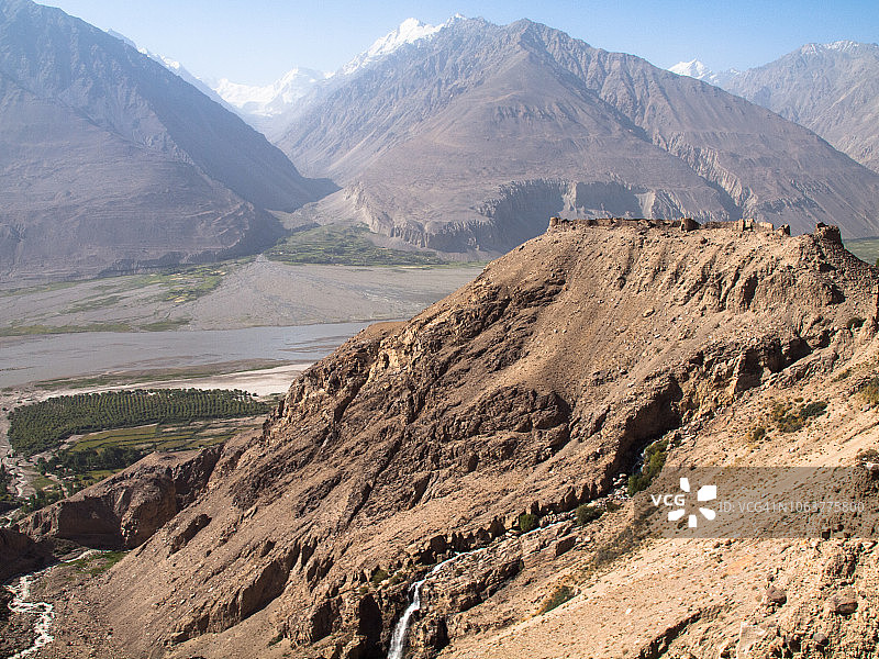 瓦罕山谷塔吉克境内的雅姆春堡遗址，背景是兴都库什山脉图片素材