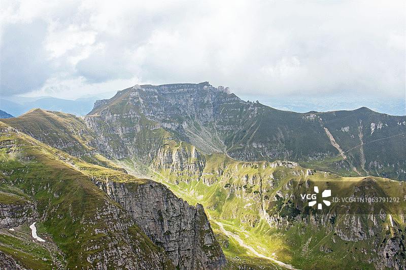 罗马尼亚布切吉山脉布拉纳卡普雷洛山壮丽景色图片素材