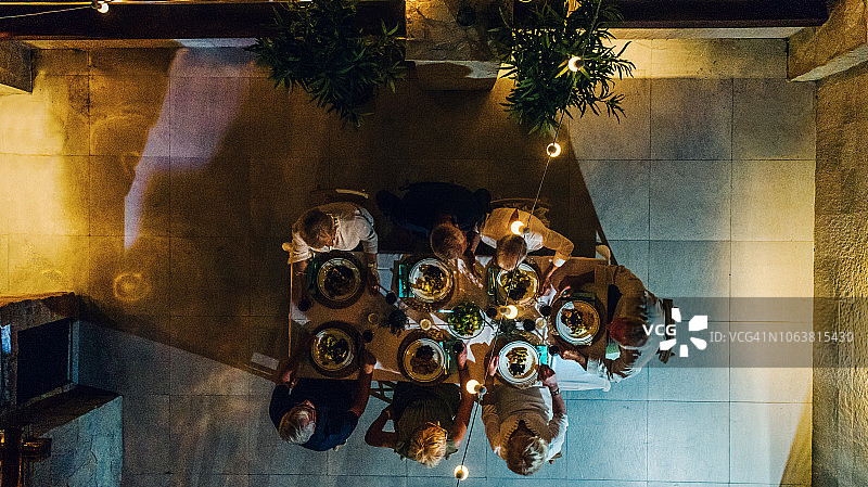 老年人在屋顶上用餐图片素材