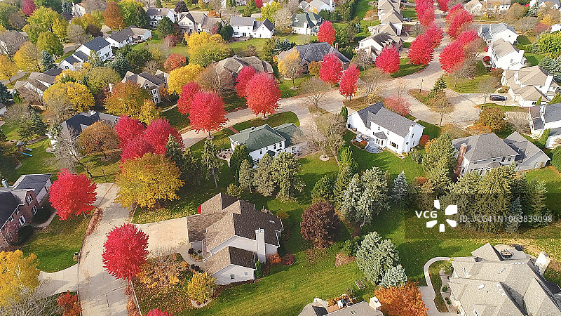 秋季田园社区的壮丽航拍景色图片素材