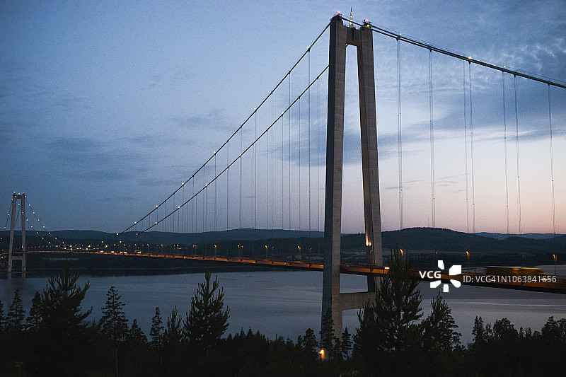 黄昏桥上车流图片素材