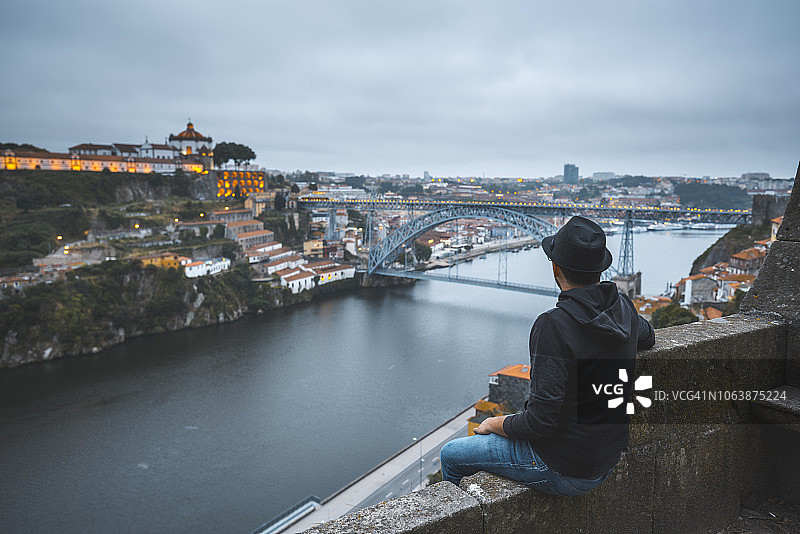 游客在夜晚欣赏路易一世大桥和杜罗河的景色图片素材