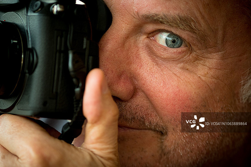 用相机对着脸的男人图片素材