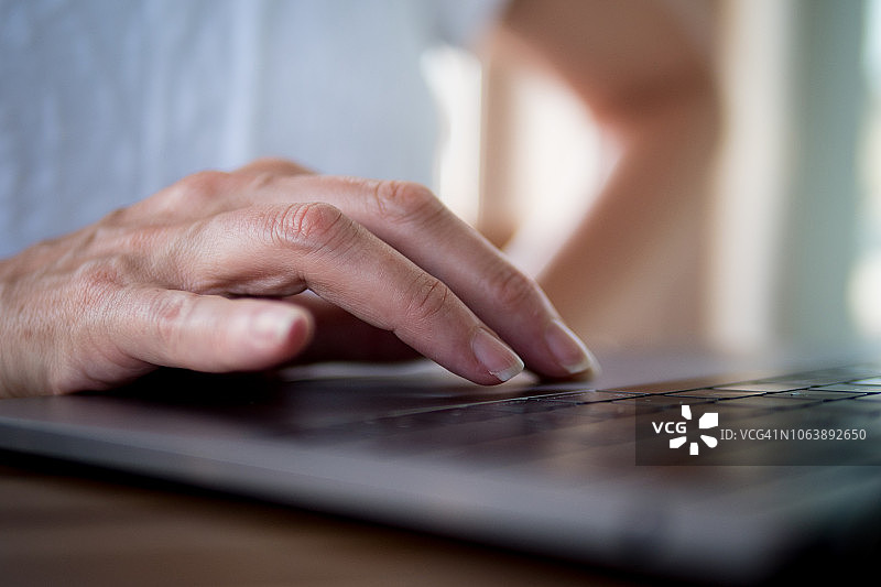 触控板上的手图片素材