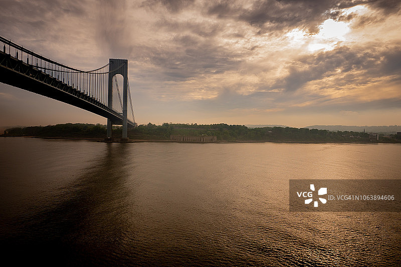 阴天下的韦拉扎诺海峡大桥图片素材