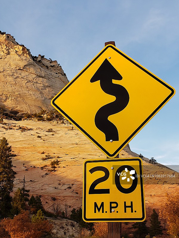 犹他州锡安国家公园的黄色标志图片素材