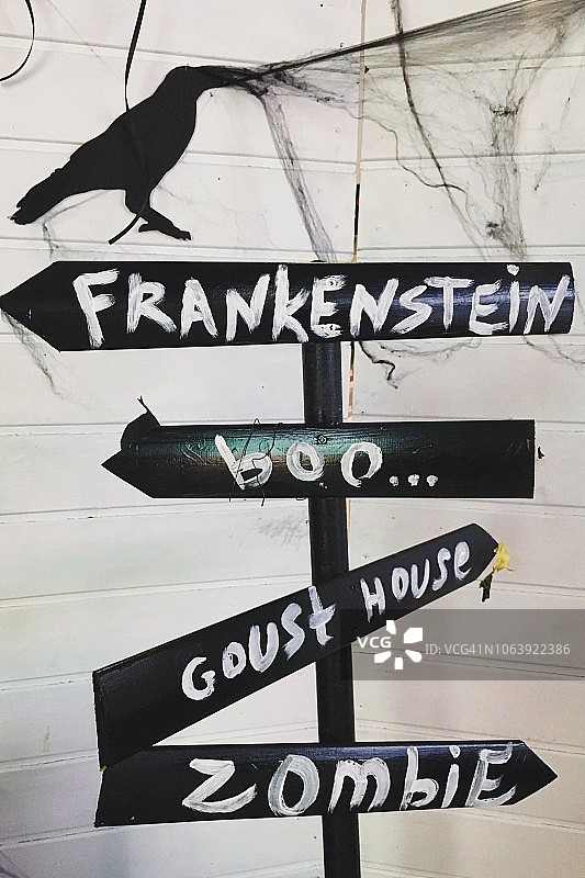 在万圣节庆祝期间桌上的纸杯蛋糕和南瓜的特写。万圣节糖果。杰克灯。万圣节装饰在万圣节那天装饰的装饰品图片素材