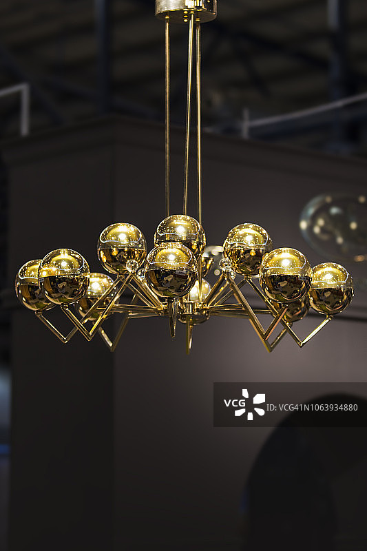 现代流线型镜面金色吊灯，气泡金属灯罩吊坠图片素材
