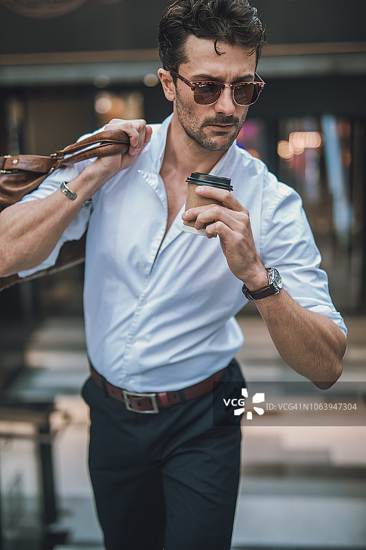 拿着包的有魅力的商人图片素材