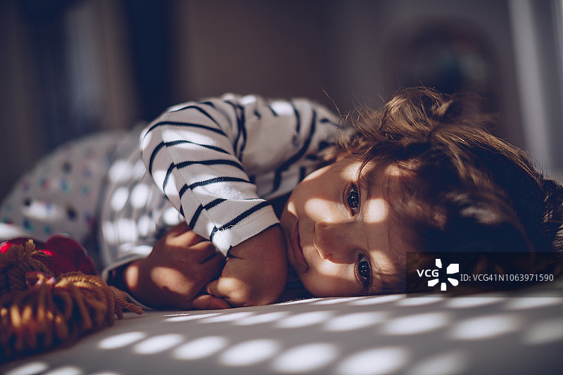 正在醒来的可爱小女孩图片素材