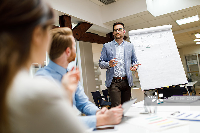 商人在办公室向合作伙伴介绍新项目图片素材