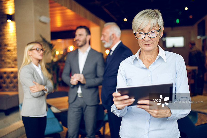 使用数字平板电脑的成功女商人图片素材