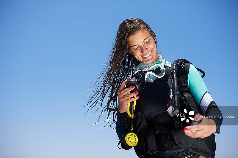 女潜水员检查气压图片素材
