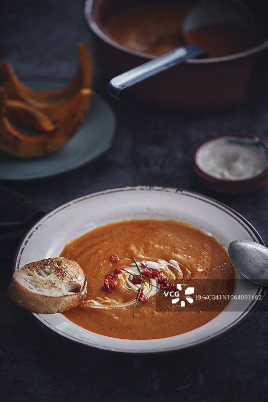 配辣椒和酸奶油的胡萝卜南瓜汤图片素材