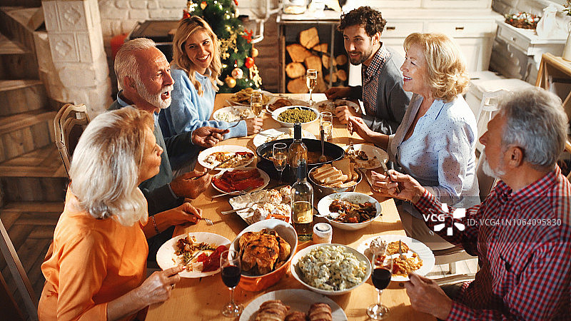 一家人享用感恩节晚餐图片素材