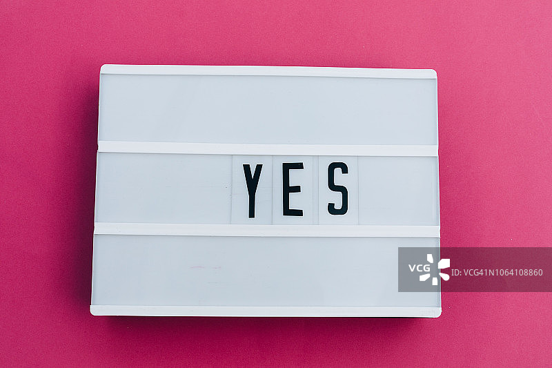 带有“是”消息的灯箱图片素材