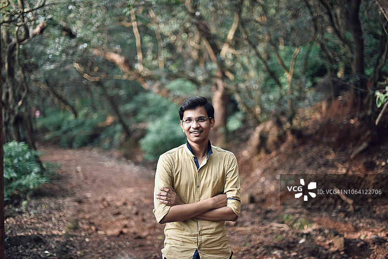 在乡村的自信青少年男孩肖像图片素材