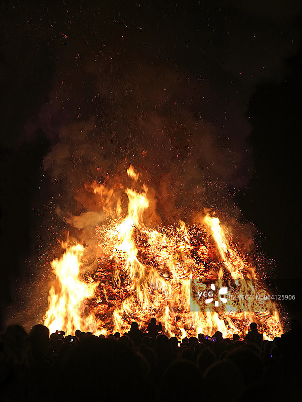盖伊·福克斯节日的篝火和人群图片素材