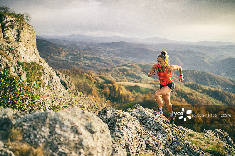 在山上跑步的年轻女子图片素材