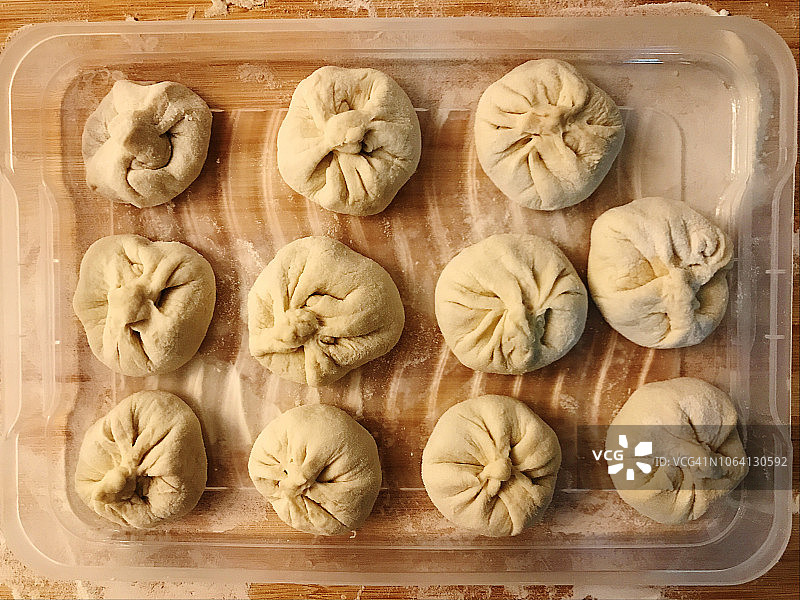 冷冻托盘里的蒸包图片素材