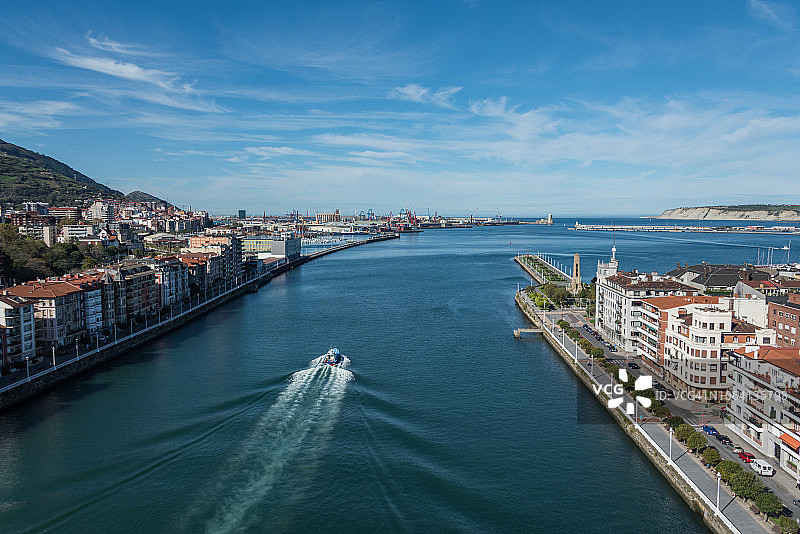 从比斯开亚桥看到的葡萄牙莱特和格乔、毕尔巴鄂图片素材