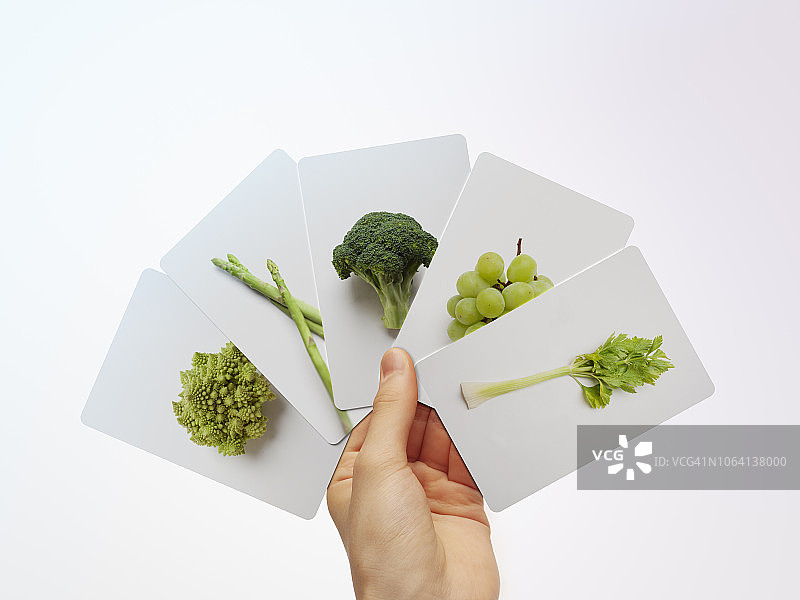 女孩手持绿色果蔬卡片图片素材