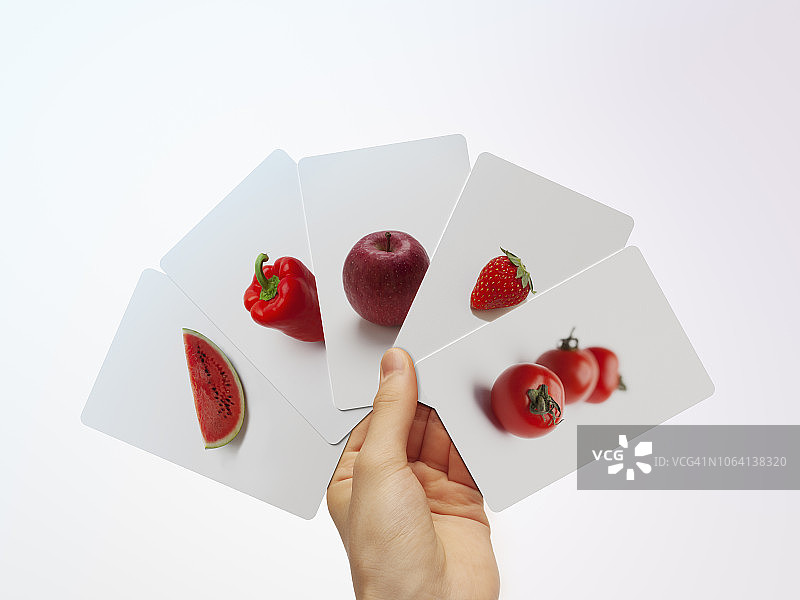 女人拿着红色果蔬卡图片素材