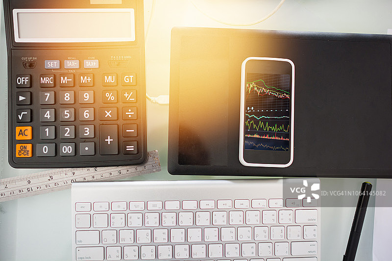 投资主题股市和金融业务分析股市与数字平板电脑图片素材