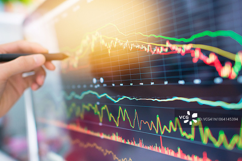 投资主题股市和金融业务分析股市与数字平板电脑图片素材