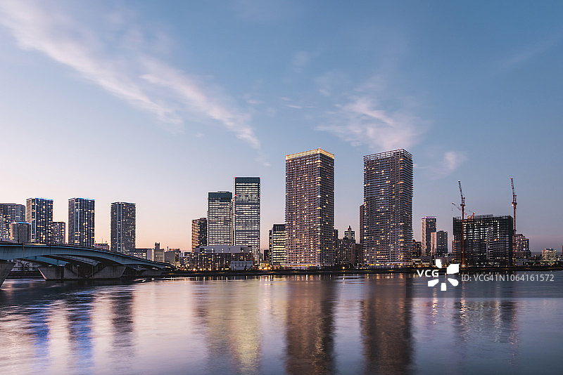 晴海暮色下的城市风光图片素材