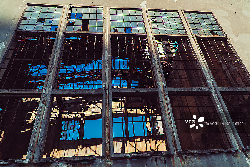 有破窗户的废弃建筑图片素材