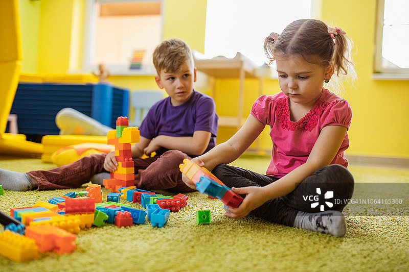 在幼儿园玩积木的小孩图片素材