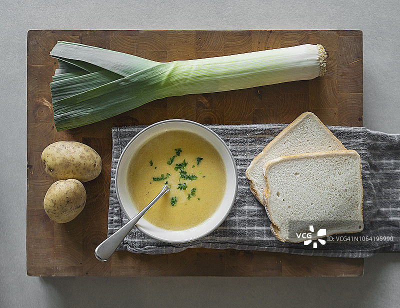 自制韭葱土豆汤图片素材