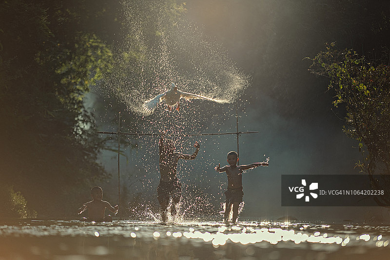 亚洲儿童与鹅玩耍图片素材