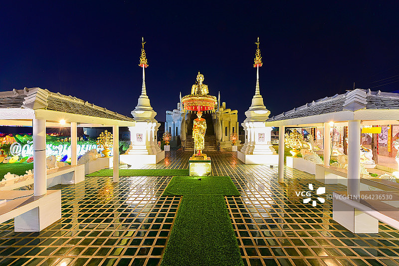 泰国佛寺的户外大型佛像图片素材