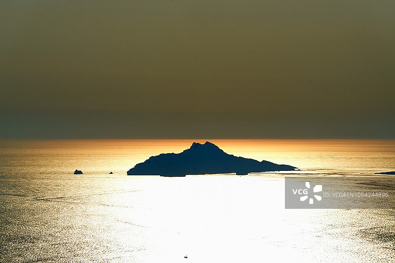 绿色岛屿的奇异光效，法国锡奥塔图片素材