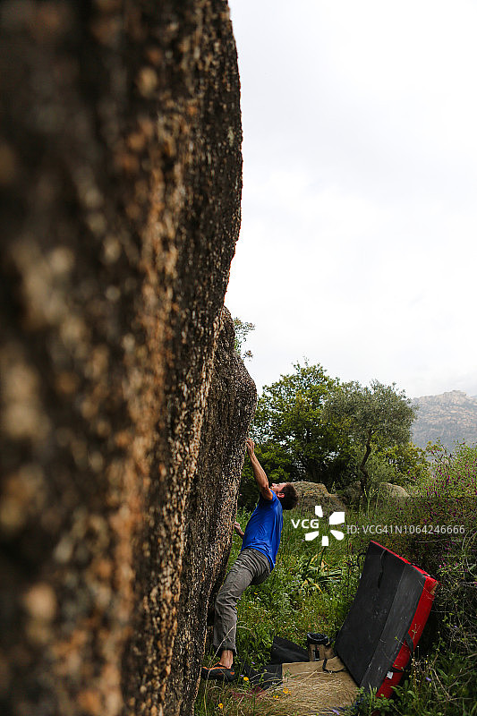 攀岩的男性自由攀岩者图片素材