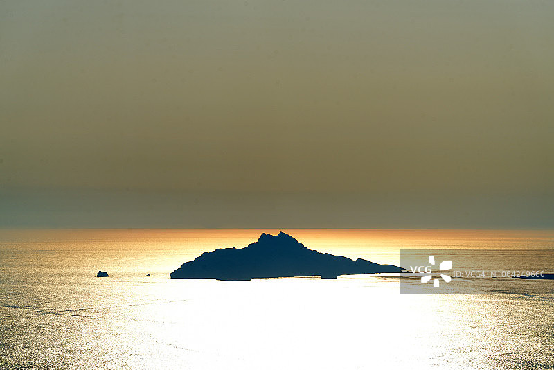 绿色岛屿的奇异光效，法国锡奥塔图片素材