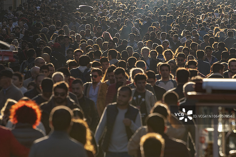 土耳其伊斯坦布尔贝伊奥卢区著名的独立大街图片素材