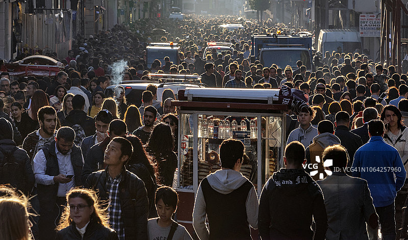 土耳其伊斯坦布尔贝伊奥卢区著名的独立大街图片素材