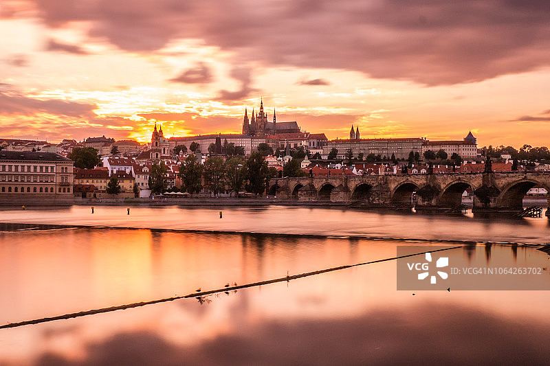 布拉格圣维特主教座堂和查理大桥日落景色图片素材